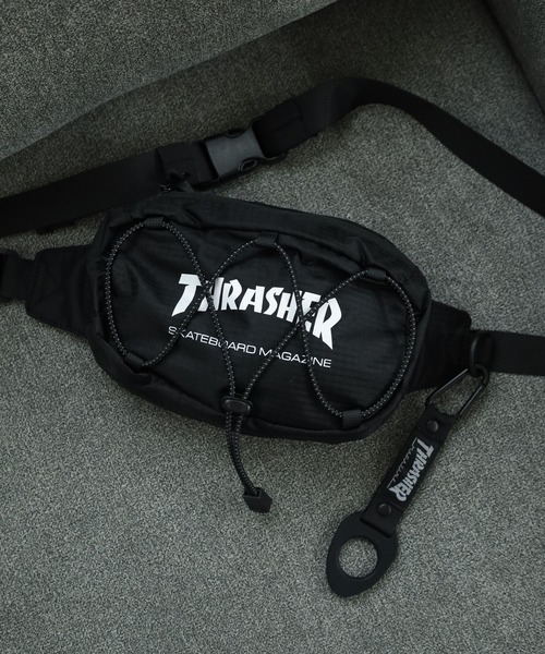 THRASHER(スラッシャー)の「THRASHER ボトルホルダー付き ボディバッグ ウエストバッグ BAG 男女兼用(ボディバッグ/ウエストポーチ・メンズ・ブラック・FREE)」の1枚目の写真