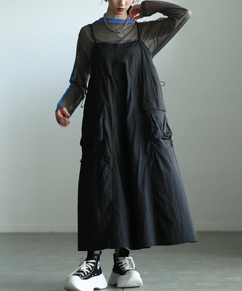 Sawa a la mode(サワアラモード)の「カーゴポケットドロストサロペットスカート(ジャンパースカート・レディース・ブラック/グリーン・FREE)」の2枚目の写真