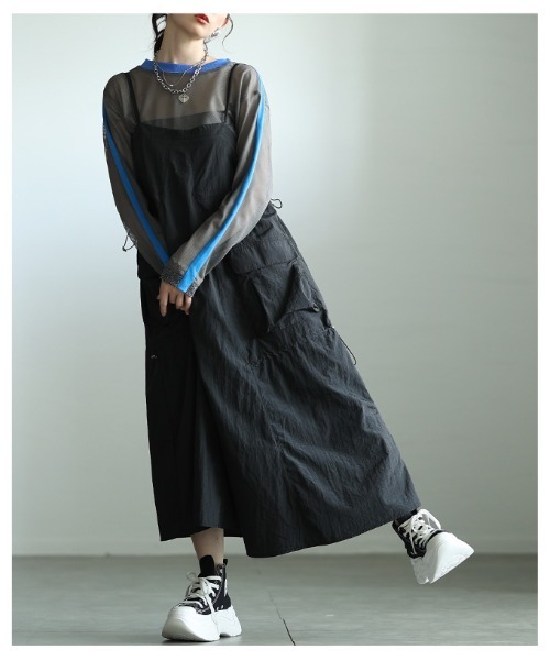 Sawa a la mode(サワアラモード)の「カーゴポケットドロストサロペットスカート(ジャンパースカート・レディース・ブラック/グリーン・FREE)」の5枚目の写真
