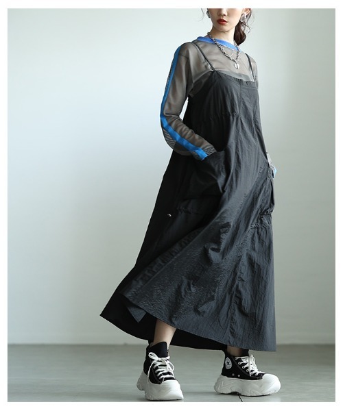Sawa a la mode(サワアラモード)の「カーゴポケットドロストサロペットスカート(ジャンパースカート・レディース・ブラック/グリーン・FREE)」の11枚目の写真