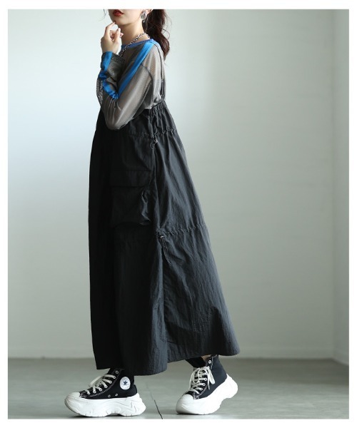 Sawa a la mode(サワアラモード)の「カーゴポケットドロストサロペットスカート(ジャンパースカート・レディース・ブラック/グリーン・FREE)」の13枚目の写真