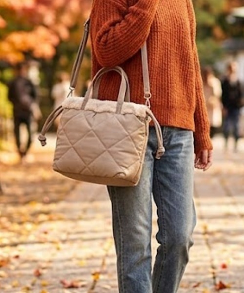 CACHELLIE(カシェリエ)の「QUILTING x BOA リバーシブル 2WAY SHOULDER(ショルダーバッグ・レディース・ブラック/グレー/アイボリー/グレイッシュベージュ・FREE)」の4枚目の写真