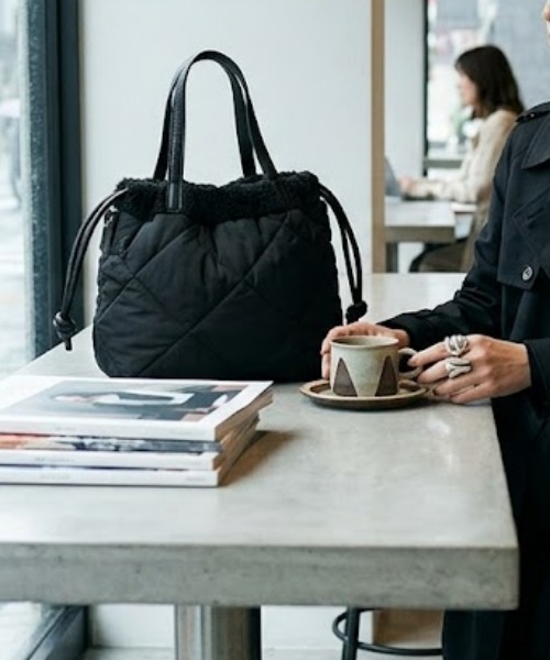 CACHELLIE(カシェリエ)の「QUILTING x BOA リバーシブル 2WAY SHOULDER(ショルダーバッグ・レディース・ブラック/グレー/アイボリー/グレイッシュベージュ・FREE)」の2枚目の写真