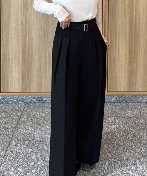 junoah(ジュノア)の「ベルト付きツータックワイドパンツ(スラックス・レディース・ブラック/ダークグレー/アイボリー・SMALL/MEDIUM/LARGE)」の6枚目の写真
