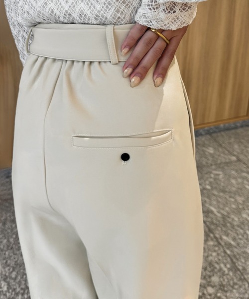 junoah(ジュノア)の「ベルト付きツータックワイドパンツ(スラックス・レディース・ブラック/ダークグレー/アイボリー・SMALL/MEDIUM/LARGE)」の12枚目の写真