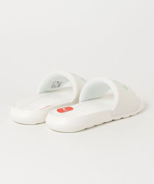 NIKE(ナイキ)の「NIKE/ナイキ WS ビクトリー ワン スライド(サンダル・レディース・ベージュ・23cm/24cm/25cm)」の2枚目の写真