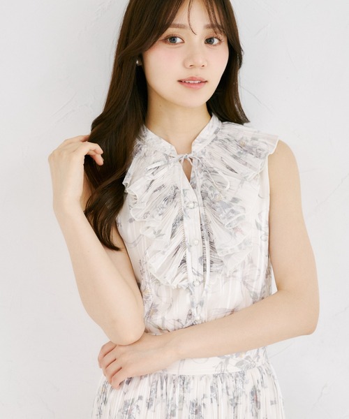 tocco closet(トッコ クローゼット)の「リボン付きラメドビーストライプ×リボンフラワープリントフリルブラウス(シャツ/ブラウス・レディース・オフホワイト/ブラック/ブラウン・M)」の1枚目の写真