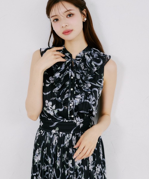 tocco closet(トッコ クローゼット)の「リボン付きラメドビーストライプ×リボンフラワープリントフリルブラウス(シャツ/ブラウス・レディース・オフホワイト/ブラック/ブラウン・M)」の2枚目の写真