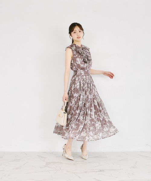 tocco closet(トッコ クローゼット)の「リボン付きラメドビーストライプ×リボンフラワープリントフリルブラウス(シャツ/ブラウス・レディース・オフホワイト/ブラック/ブラウン・M)」の7枚目の写真