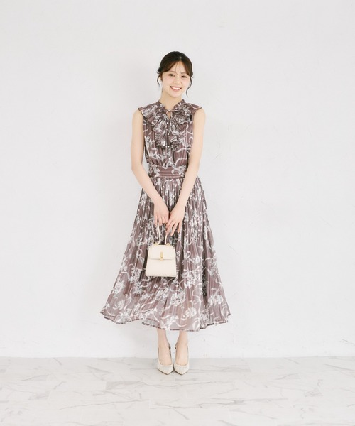 tocco closet(トッコ クローゼット)の「リボン付きラメドビーストライプ×リボンフラワープリントフリルブラウス(シャツ/ブラウス・レディース・オフホワイト/ブラック/ブラウン・M)」の6枚目の写真