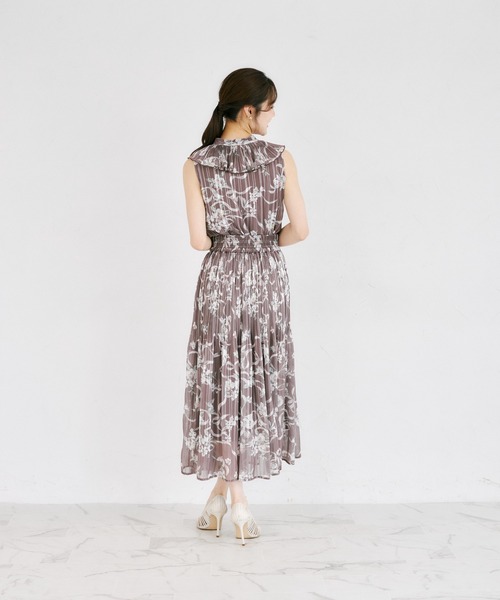 tocco closet(トッコ クローゼット)の「リボン付きラメドビーストライプ×リボンフラワープリントフリルブラウス(シャツ/ブラウス・レディース・オフホワイト/ブラック/ブラウン・M)」の8枚目の写真