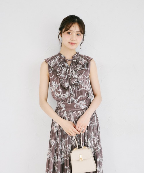tocco closet(トッコ クローゼット)の「リボン付きラメドビーストライプ×リボンフラワープリントフリルブラウス(シャツ/ブラウス・レディース・オフホワイト/ブラック/ブラウン・M)」の9枚目の写真