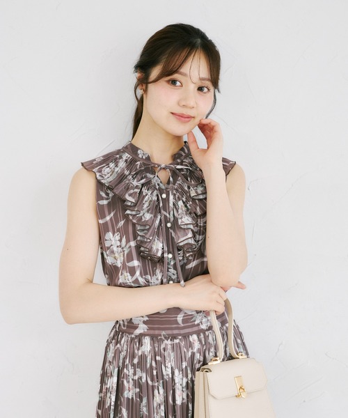 tocco closet(トッコ クローゼット)の「リボン付きラメドビーストライプ×リボンフラワープリントフリルブラウス(シャツ/ブラウス・レディース・オフホワイト/ブラック/ブラウン・M)」の10枚目の写真