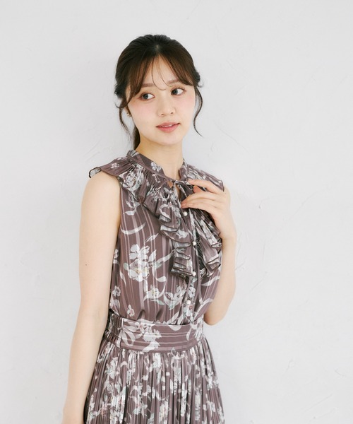 tocco closet(トッコ クローゼット)の「リボン付きラメドビーストライプ×リボンフラワープリントフリルブラウス(シャツ/ブラウス・レディース・オフホワイト/ブラック/ブラウン・M)」の11枚目の写真