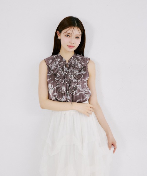 tocco closet(トッコ クローゼット)の「リボン付きラメドビーストライプ×リボンフラワープリントフリルブラウス(シャツ/ブラウス・レディース・オフホワイト/ブラック/ブラウン・M)」の4枚目の写真