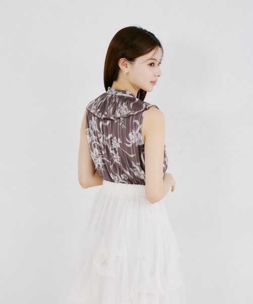 tocco closet(トッコ クローゼット)の「リボン付きラメドビーストライプ×リボンフラワープリントフリルブラウス(シャツ/ブラウス・レディース・オフホワイト/ブラック/ブラウン・M)」の5枚目の写真