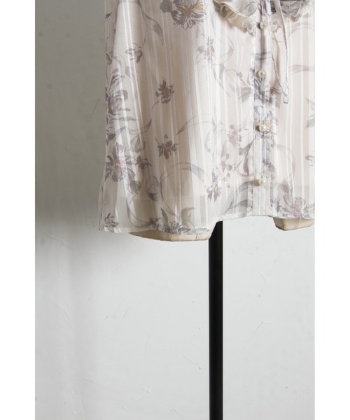 tocco closet(トッコ クローゼット)の「リボン付きラメドビーストライプ×リボンフラワープリントフリルブラウス(シャツ/ブラウス・レディース・オフホワイト/ブラック/ブラウン・M)」の22枚目の写真