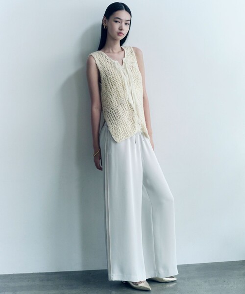green label relaxing(グリーンレーベルリラクシング)の「<SEASONAL COLLECTION>ドレープ シルキー パンツ(その他パンツ・レディース・ベージュ/オフホワイト・36/38)」の1枚目の写真