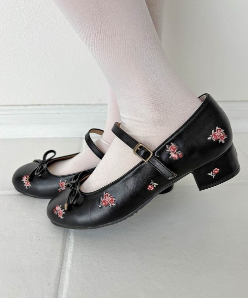 F i.n.t(フィント)の「プチローズ刺繍ストラップ付きバレエシューズ/fint フィント(バレエシューズ・レディース・ブラック/ブラウン・M/S/L)」の6枚目の写真