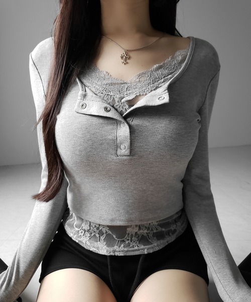 me+em select（ミームセレクト）の「【 人気アイテムの長袖verが新登場！／ ３color 】レースレイヤードヘンリーネックスクエア長袖Ｔシャツ ／ lace layered henley neck square long sleeve T-shirt（Tシャツ/カットソー・レディース・ホワイト/グレー/ブラック・FREE）」の3枚目の写真