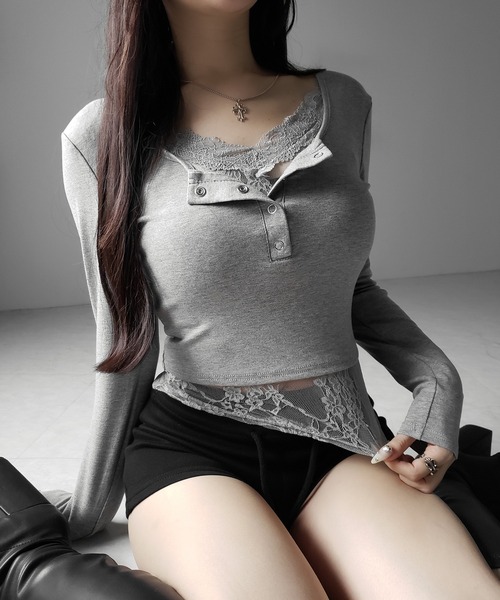 me+em select（ミームセレクト）の「【 人気アイテムの長袖verが新登場！／ ３color 】レースレイヤードヘンリーネックスクエア長袖Ｔシャツ ／ lace layered henley neck square long sleeve T-shirt（Tシャツ/カットソー・レディース・ホワイト/グレー/ブラック・FREE）」の13枚目の写真