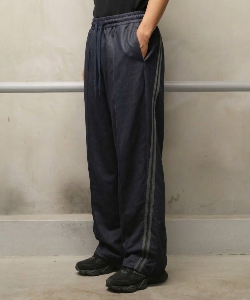 TENEZ(テネス)の「TENEZ Track Pants Two Stripes (デニム風)(スウェットパンツ・メンズ・ダークブルー・LARGE/MEDIUM)」の1枚目の写真