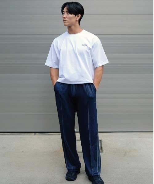 TENEZ(テネス)の「TENEZ Track Pants Two Stripes (デニム風)(スウェットパンツ・メンズ・ダークブルー・LARGE/MEDIUM)」の3枚目の写真