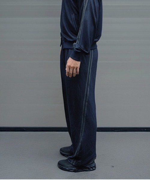 TENEZ(テネス)の「TENEZ Track Pants Two Stripes (デニム風)(スウェットパンツ・メンズ・ダークブルー・LARGE/MEDIUM)」の5枚目の写真