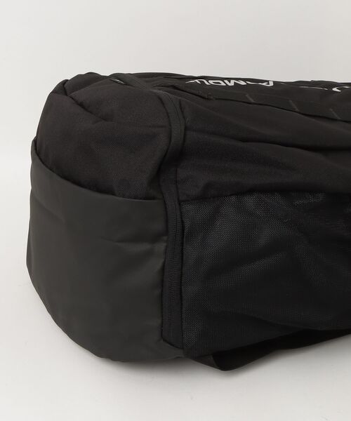 UNDER ARMOUR(アンダーアーマー)の「UAハッスル5.0 バックパック(トレーニング/メンズ/レディース)(バックパック/リュック・レディース・ブラック・ONESIZE)」の3枚目の写真