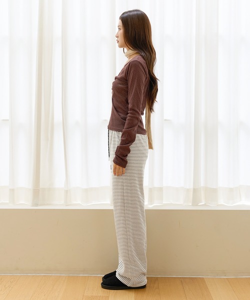 UNE MANSION(ユヌマンション)の「【2026AW新作アイテム】【UNE ORIGINAL】小花柄フロントシャーリングラブリーVネックTシャツカットソー(Tシャツ/カットソー・レディース・ブラウン/ライトベージュ/ネイビー・SMALL/MEDIUM)」の8枚目の写真