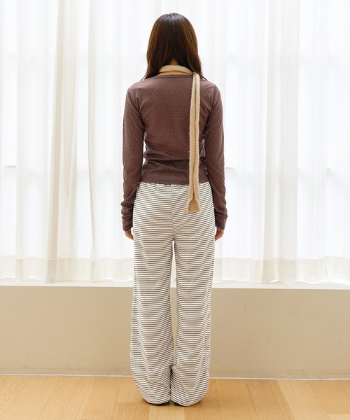 UNE MANSION(ユヌマンション)の「【2026AW新作アイテム】【UNE ORIGINAL】小花柄フロントシャーリングラブリーVネックTシャツカットソー(Tシャツ/カットソー・レディース・ブラウン/ライトベージュ/ネイビー・SMALL/MEDIUM)」の9枚目の写真