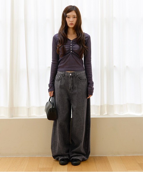 UNE MANSION(ユヌマンション)の「【2026AW新作アイテム】【UNE ORIGINAL】小花柄フロントシャーリングラブリーVネックTシャツカットソー(Tシャツ/カットソー・レディース・ブラウン/ライトベージュ/ネイビー・SMALL/MEDIUM)」の13枚目の写真