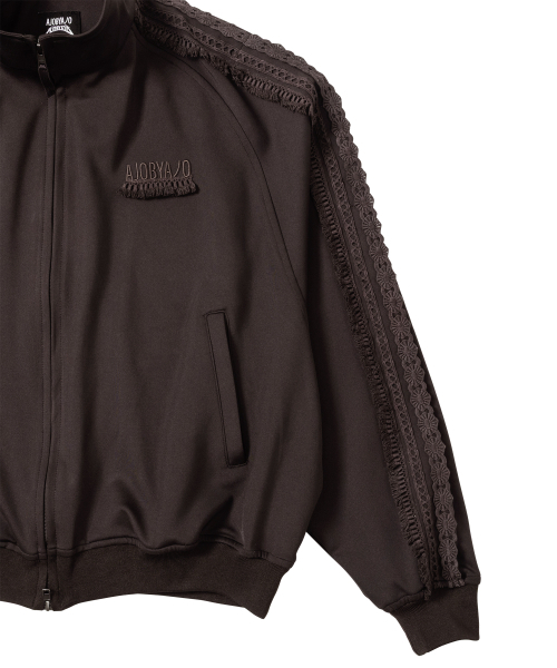 AJOBYAJO（アジョバイアジョ）の「Multi Lace Trim Raglan Track Jacket [DARK BROWN]（ナイロンジャケット・レディース・その他・MEDIUM/LARGE/X-LARGE）」の4枚目の写真