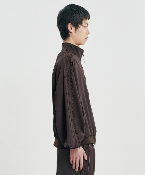 AJOBYAJO（アジョバイアジョ）の「Multi Lace Trim Raglan Track Jacket [DARK BROWN]（ナイロンジャケット・レディース・その他・MEDIUM/LARGE/X-LARGE）」の12枚目の写真