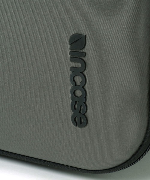 incase(インケース)の「【ZOZO限定】INTR10041-ANTIncase VIA Roller 80 - Anthracite【ZOZO限定】(スーツケース/キャリーバッグ・メンズ・チャコールグレー・ONE SIZE)」の4枚目の写真
