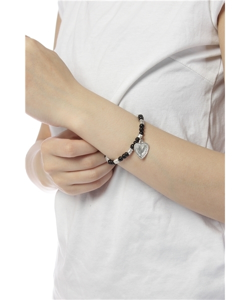 ROSE BUD(ローズバッド)の「(HF ACCESSORIES)B-24142 BEADS BRACELET WITH HEART(ブレスレット・レディース・ブラック×シルバー・ONE SIZE)」の3枚目の写真