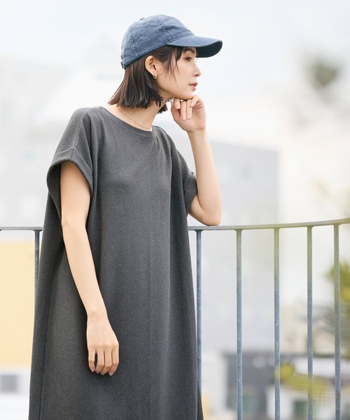 coca(coca)(コカ)の「エンボス加工ボートネックロングワンピース(ワンピース・レディース・ブラック/ブラウン・ONE SIZE/S/L/M)」の21枚目の写真