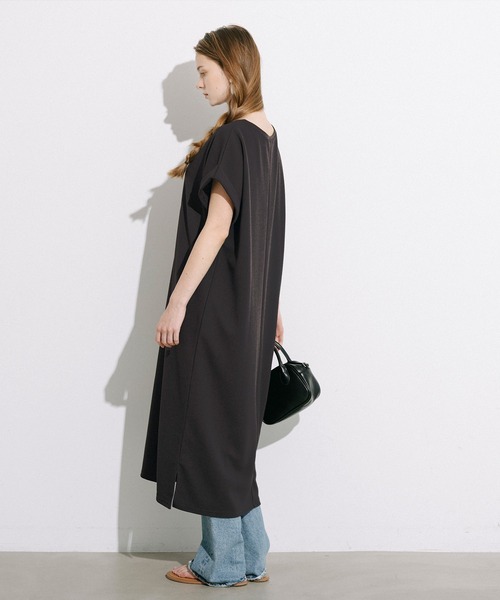 coca(coca)(コカ)の「エンボス加工ボートネックロングワンピース(ワンピース・レディース・ブラック/ブラウン・ONE SIZE/S/L/M)」の13枚目の写真