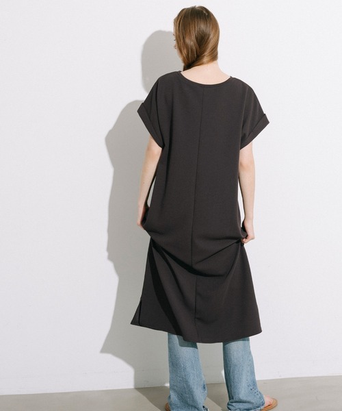 coca(coca)(コカ)の「エンボス加工ボートネックロングワンピース(ワンピース・レディース・ブラック/ブラウン・ONE SIZE/S/L/M)」の11枚目の写真