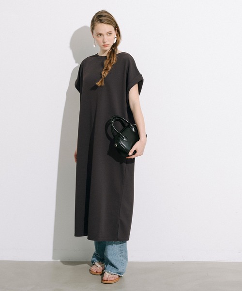 coca(coca)(コカ)の「エンボス加工ボートネックロングワンピース(ワンピース・レディース・ブラック/ブラウン・ONE SIZE/S/L/M)」の10枚目の写真