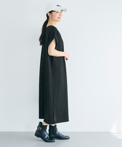 coca(coca)(コカ)の「エンボス加工ボートネックロングワンピース(ワンピース・レディース・ブラック/ブラウン・ONE SIZE/S/L/M)」の18枚目の写真