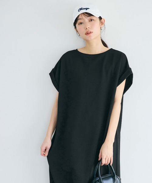 coca(coca)(コカ)の「エンボス加工ボートネックロングワンピース(ワンピース・レディース・ブラック/ブラウン・ONE SIZE/S/L/M)」の15枚目の写真