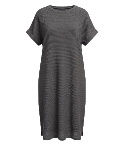 coca(coca)(コカ)の「エンボス加工ボートネックロングワンピース(ワンピース・レディース・ブラック/ブラウン・ONE SIZE/S/L/M)」の9枚目の写真