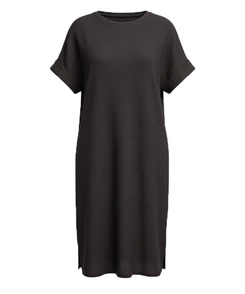 coca(coca)(コカ)の「エンボス加工ボートネックロングワンピース(ワンピース・レディース・ブラック/ブラウン・ONE SIZE/S/L/M)」の7枚目の写真