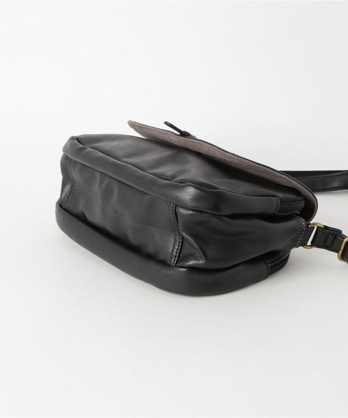 KAZZU SELECT(カッズセレクト)の「ナチュラルフラップショルダーバッグ(ショルダーバッグ・レディース・グレー/ダークブラウン/ブラック/ベージュ/ブラウン・ONE SIZE)」の7枚目の写真