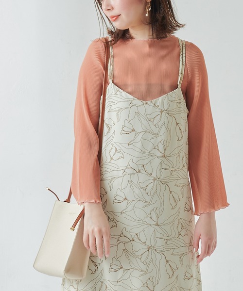 natural couture（ナチュラルクチュール）の「【WEB限定カラー有り】細プリーツシフォンメローTブラウス（シャツ/ブラウス・レディース・ブラック/ベージュ/オフホワイト/ピンク/ミント/オレンジ・FREE）」の6枚目の写真