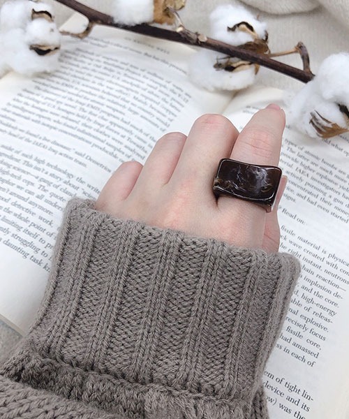 PairPair(ペアペア)の「ベッコウスクエアリング(AR)(リング・レディース・ブラウン系その他/アイボリー・FREE)」の2枚目の写真