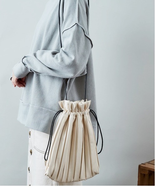cepo（セポ）の「プリーツ　巾着バッグ（ハンドバッグ・レディース・ブラック/オフホワイト/ゴールド・FREE）」の2枚目の写真