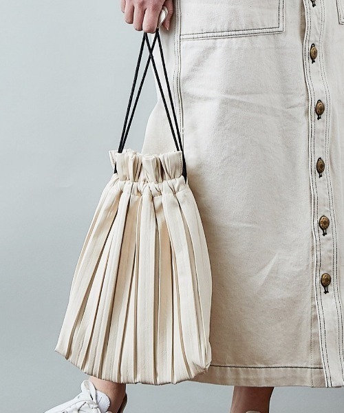 cepo（セポ）の「プリーツ　巾着バッグ（ハンドバッグ・レディース・ブラック/オフホワイト/ゴールド・FREE）」の6枚目の写真