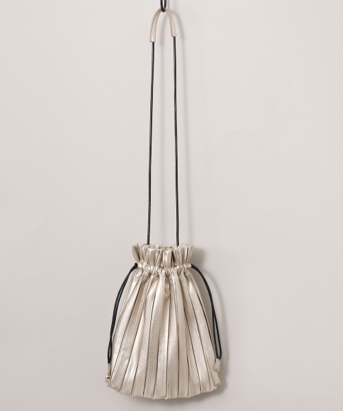 cepo（セポ）の「プリーツ　巾着バッグ（ハンドバッグ・レディース・ブラック/オフホワイト/ゴールド・FREE）」の9枚目の写真